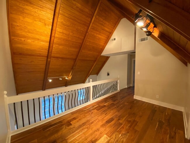 Building Photo - Unique Home in Perry