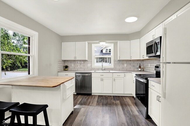 Building Photo - 303 E 4th St