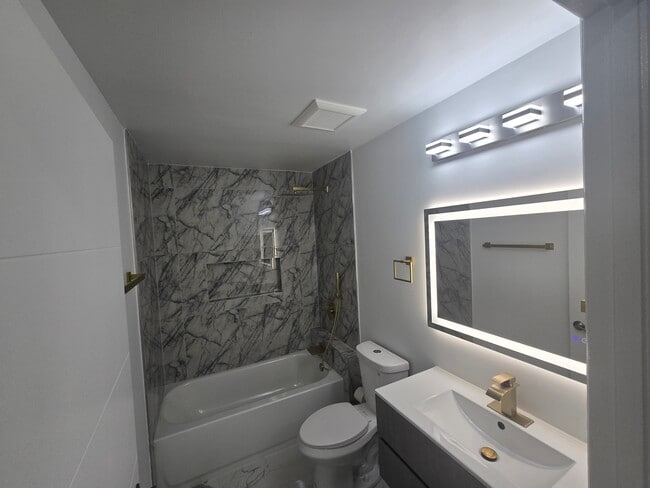 Building Photo - 716 Truman St