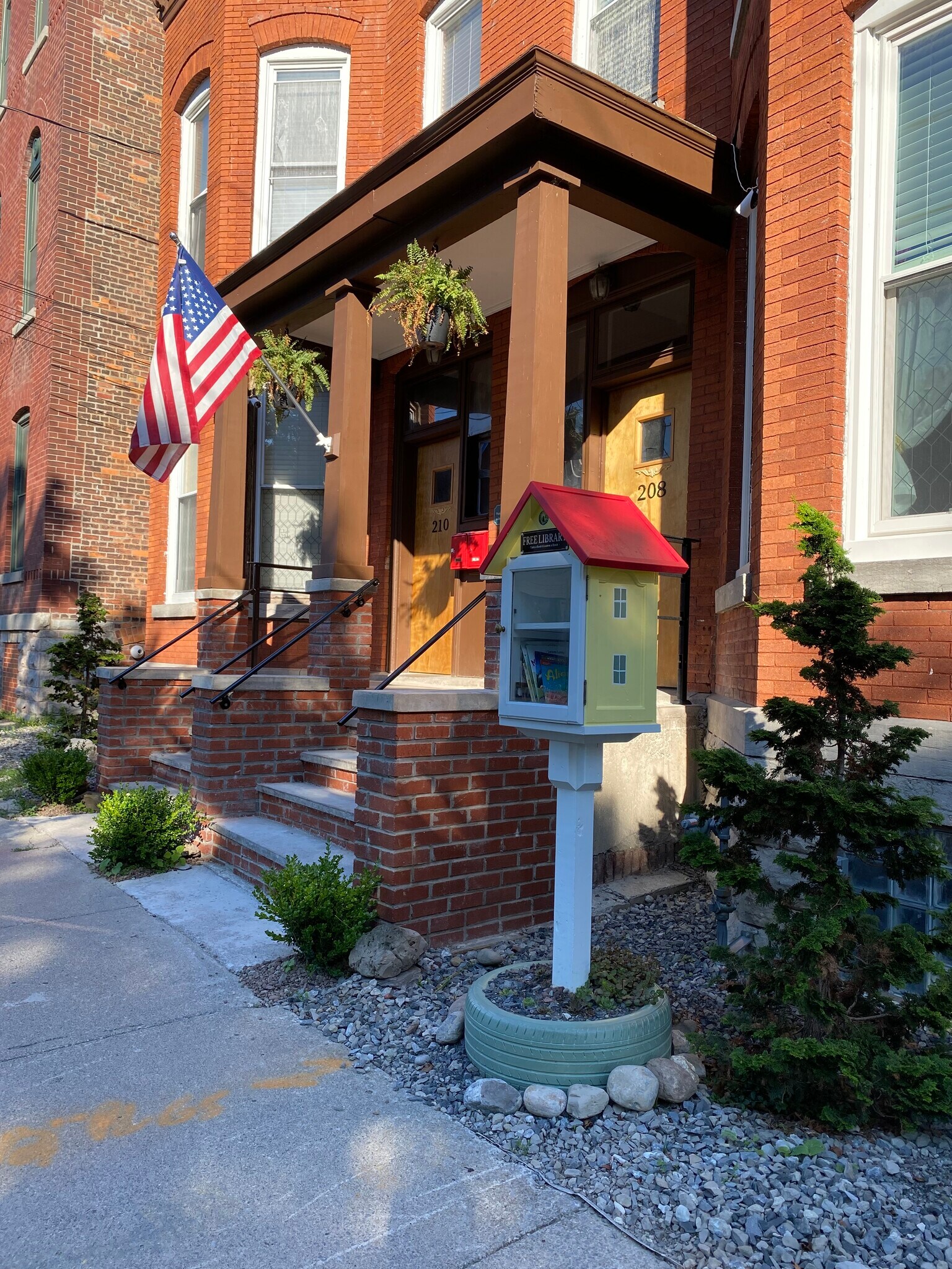 Building Photo - 208 Ash St