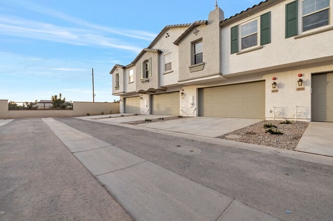 Building Photo - Like New luxurious townhome with 2 Master ...