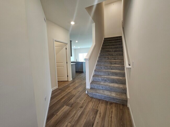 Building Photo - 5954 Hawkweed Dr