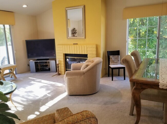 Building Photo - 319 Vista Royale Dr