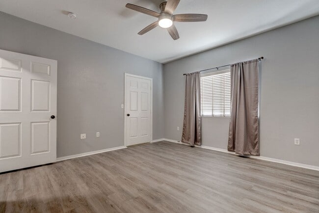 Building Photo - 855 N Stephanie St