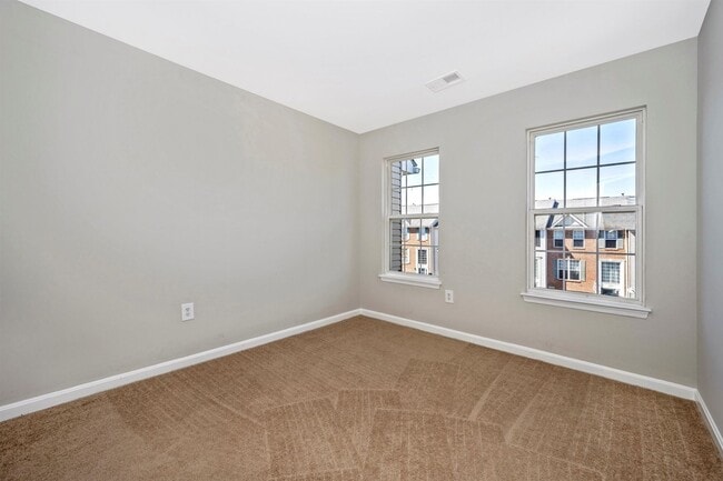 Building Photo - Fantastic End Unit Townhouse For Lease