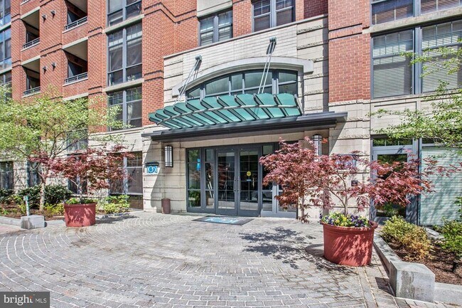 Building Photo - 1021 N Garfield St