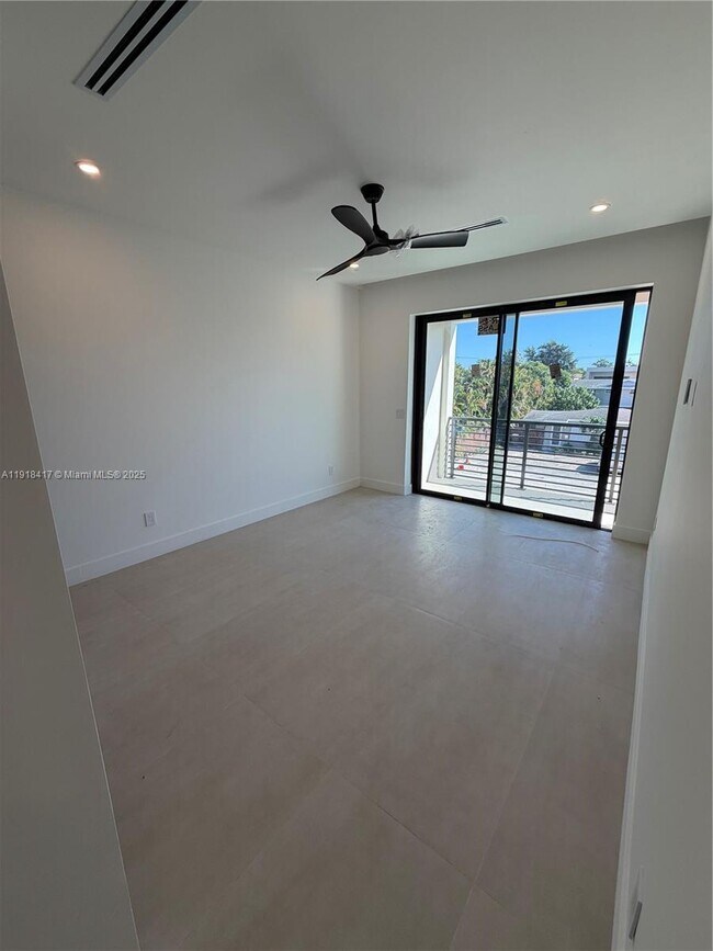 Building Photo - 1337 NE 13th Ave