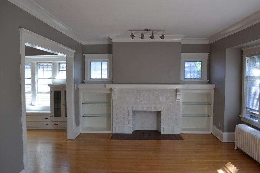 Building Photo - 3942 N Farwell Ave