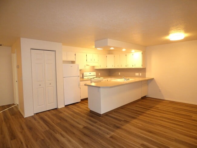 Building Photo - Rent Special: 1/2 Off March's Rent - Ground Level 2 Bed 1 Bath W/ Air Conditioning