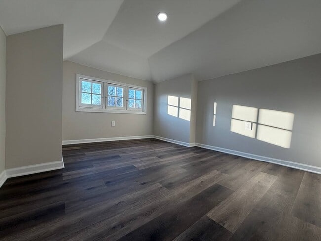 Building Photo - Spacious 5BR/2BA Home with Basement & Off-Street Parking