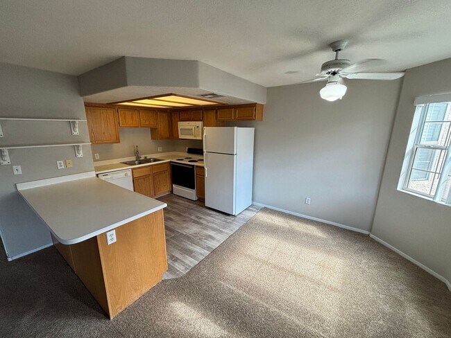 Building Photo - Beautiful 2BED/2BATH Condo near The Lakes