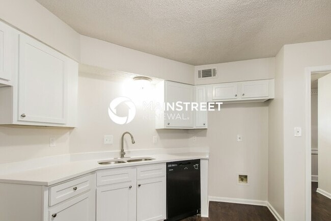 Building Photo - 4 Bedroom Pet-Friendly Home in Cordova, TN with Main Street Renewal