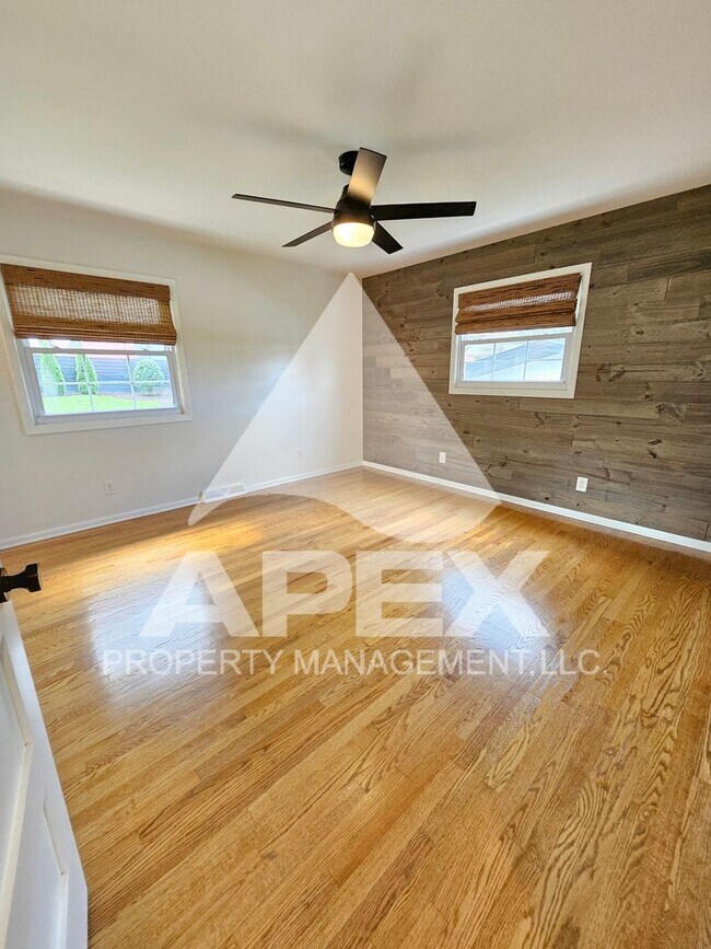 Building Photo - Renovated & Stunning - Single level Brick ...