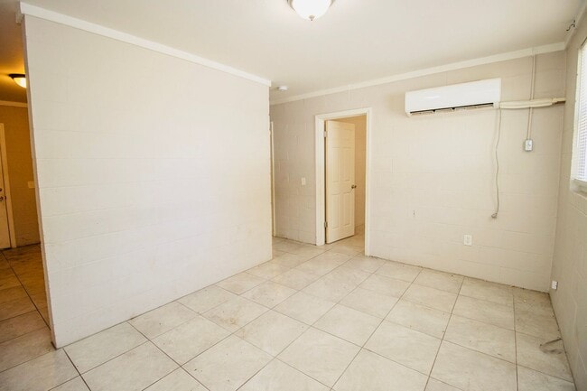 Building Photo - 2 Bedroom, 1 Bath in The Lyon St. Neighborhood -