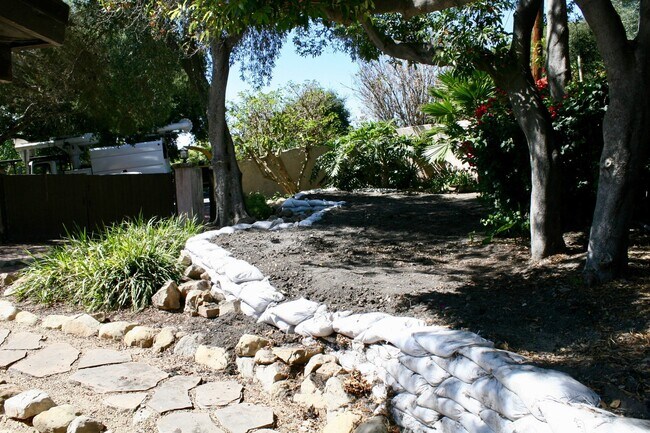 Building Photo - Charming 4 Bedroom Home plus office in Mis...