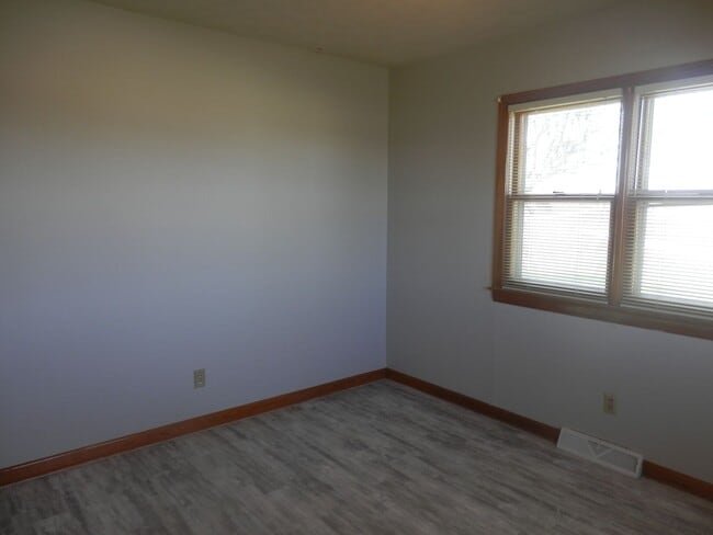 Building Photo - 3 Bed 2 Bath Farmhouse!