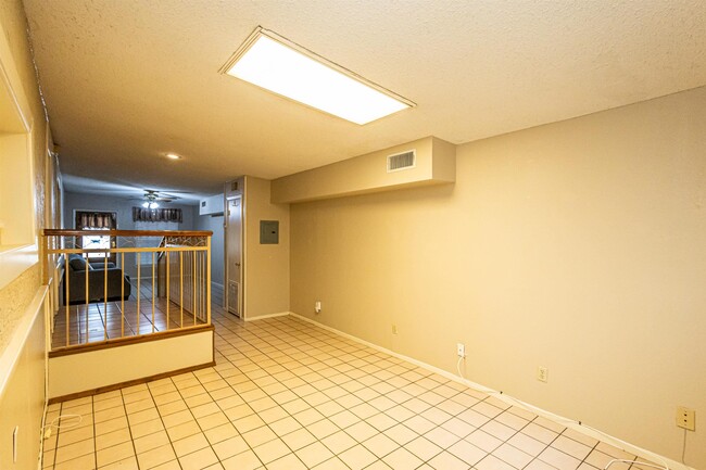 Building Photo - 2006 Piedra China St