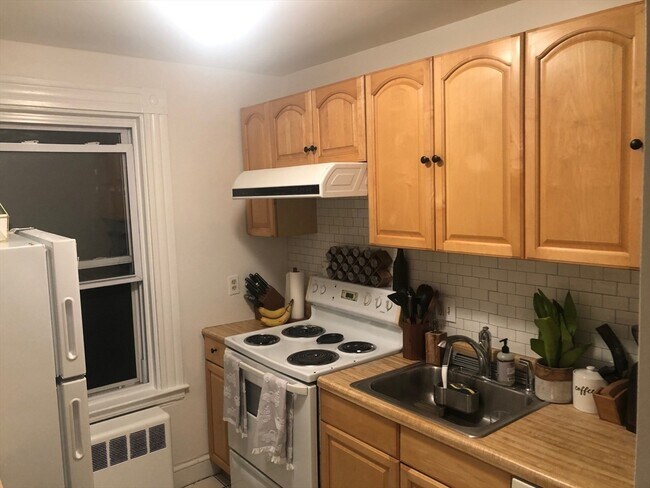 Building Photo - 82 Dustin St