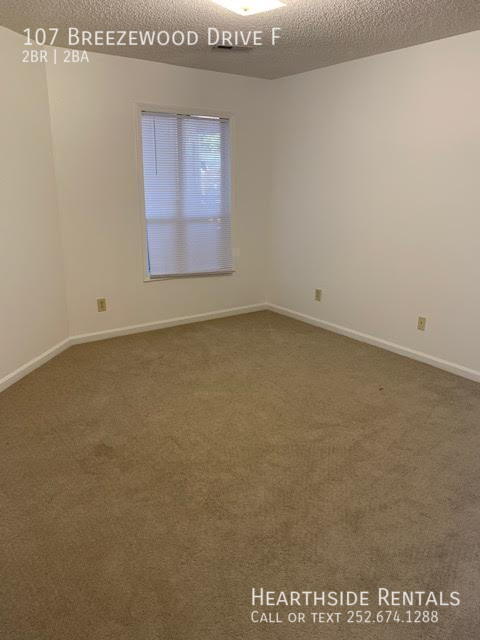 Building Photo - 107 Breezewood Dr