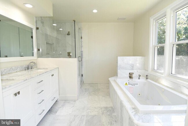 Building Photo - 8012 Wingate Dr