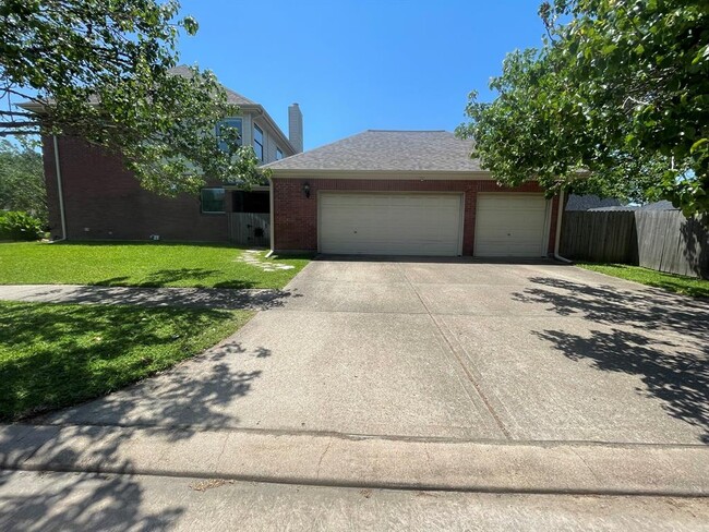 Building Photo - 301 Winding Oak Ln S