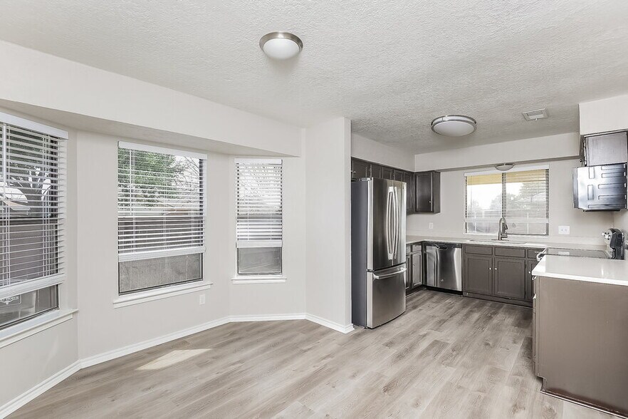 Building Photo - 2609 S Meadow Dr