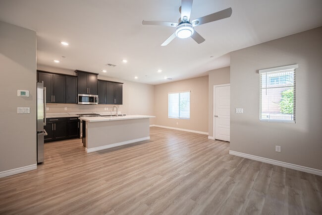 Building Photo - 600 N Carriage Hill Dr