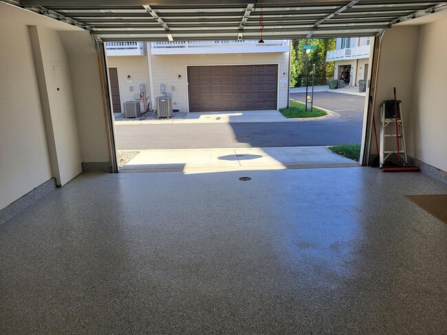 Building Photo - Downtown expansive luxury 3 level Townhome