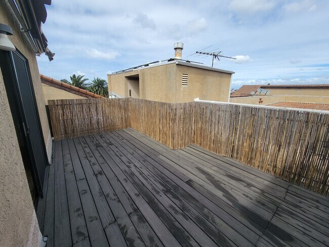 Building Photo - HUGE UPPER 1BD/1.5BA CONDO WITH LOFT, PARKING LAUNDRY AND 2 PRIVATE BALCONIES!!