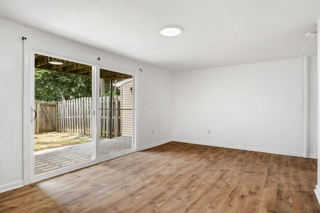 Building Photo - 3 to 4 Bed/3 1/2 Bath. Pet friendly.  Reserved Parking