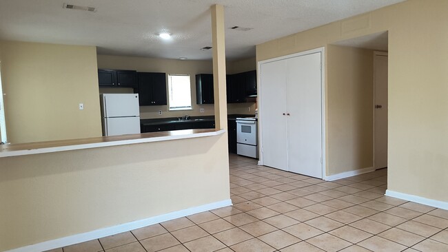 Building Photo - 2601 S Belair Dr