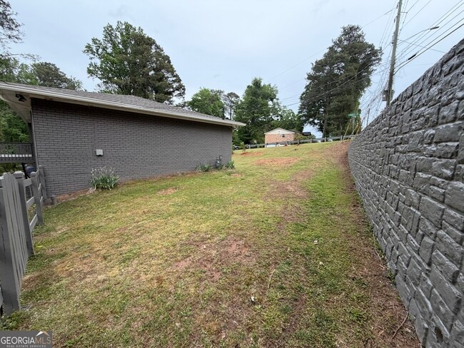 Building Photo - 3336 Camelot Dr NE