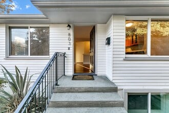 Building Photo - Amazing 4bed/2bath Duplex Close to Seattle University!