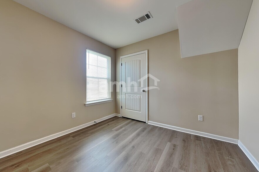 Building Photo - 10185 Sorrento Pl
