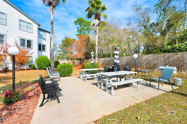 Building Photo - 2200 E 2nd St