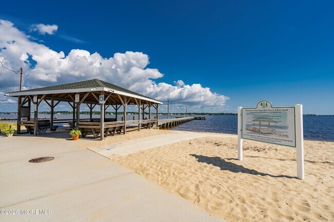 Building Photo - 616 Newport Ave