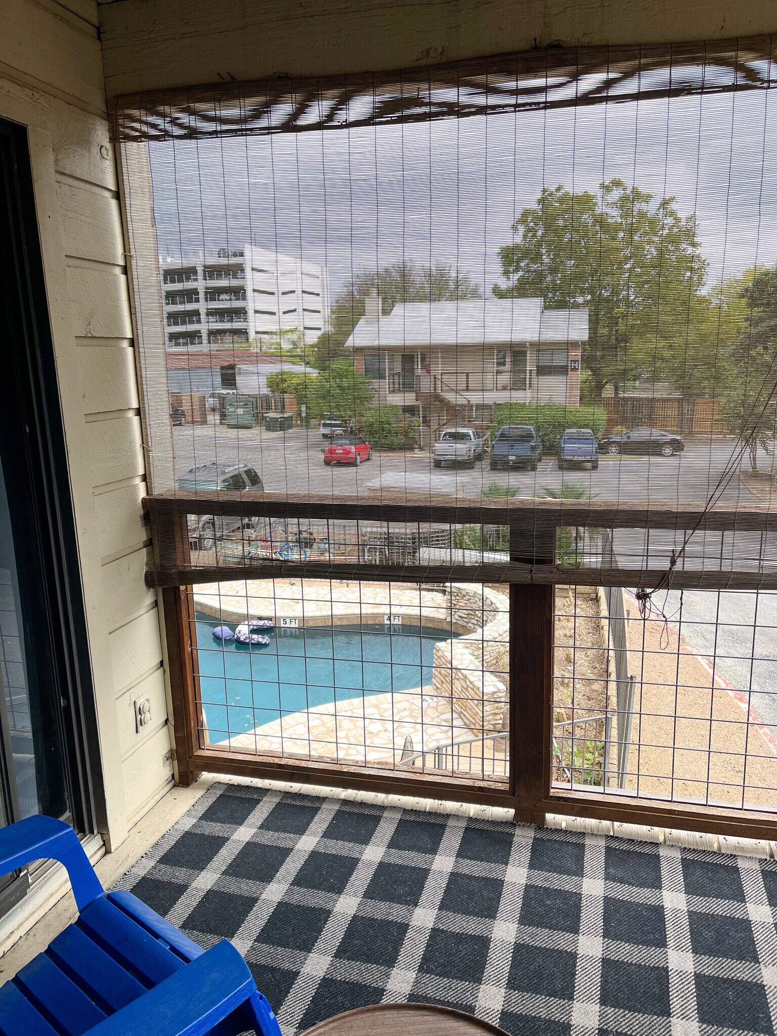 Close access to community pool - 421 W San Antonio St