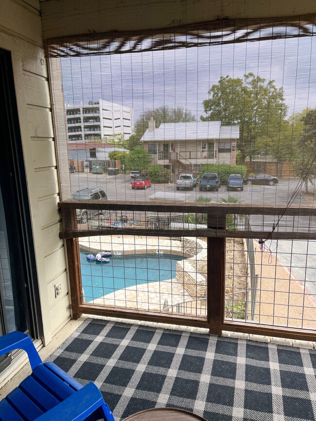 Close access to community pool - 421 W San Antonio St
