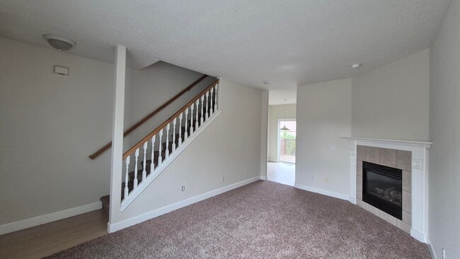 Building Photo - 3 Bedroom 2.5 Bath Town-Home in Gresham ne...