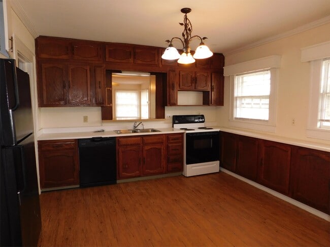 Building Photo - 929-923 Three Sisters Rd