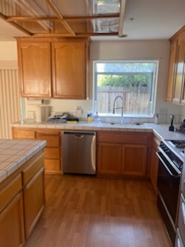 Building Photo - Large home in South Davis