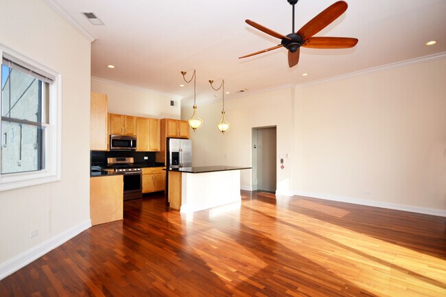 Building Photo - 3300 W Lawrence Ave