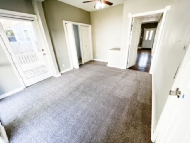 Building Photo - 3 Bedroom & 1 Bath In Paseo District (Cont...