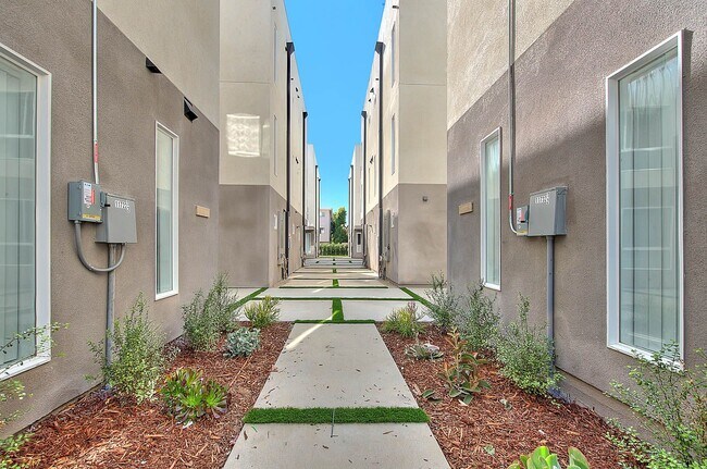 Building Photo - 11726 Hamlin St