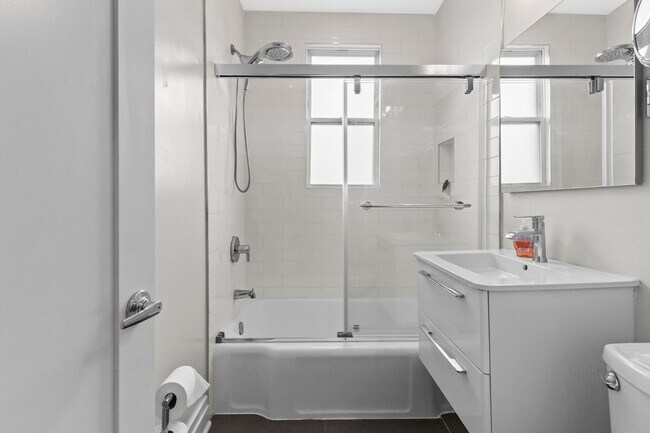Building Photo - Bright Top-Floor 1BR Condo in Columbia Hei...