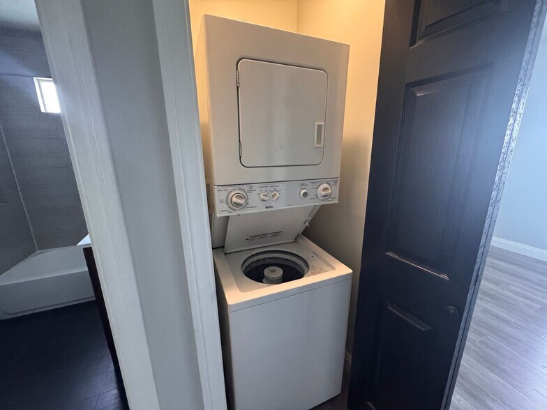 Building Photo - 703 N Ave 54