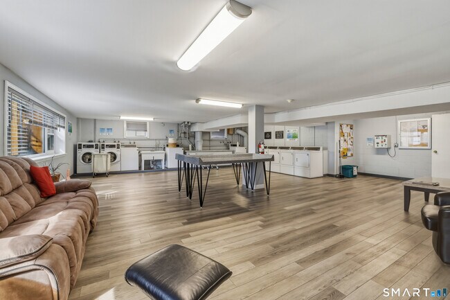 Building Photo - 889 Farmington Ave