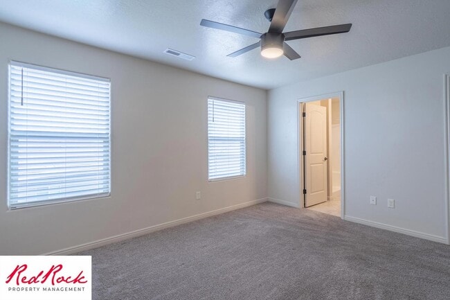 Building Photo - Cozy Townhome with Community Pool