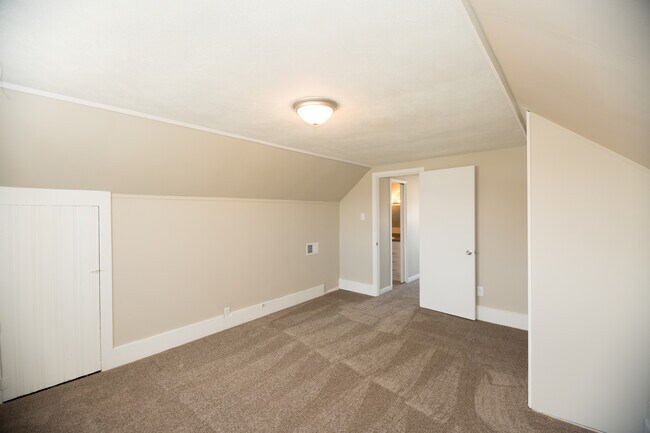 Building Photo - 3 potential 4 bedroom in desirable Beech G...