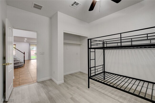 Building Photo - 8125 Chestnut Hollow Ave